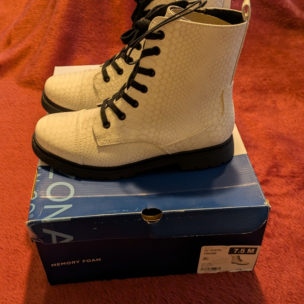 Arizona Jean Co women's cream snakeskin combat memory foam ankle boot, sz 7.5 M